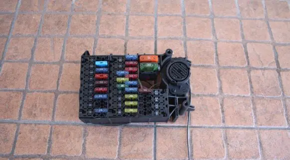 Mercedes-Benz E W210 Fuse box set 2105453340