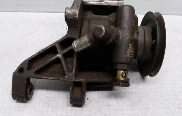 Volkswagen PASSAT B4 Power steering pump 037145255