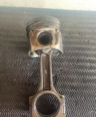 Nissan Qashqai+2 Piston with connecting rod KV9