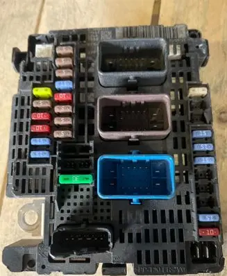 Peugeot 3008 I Fuse module 9810296180