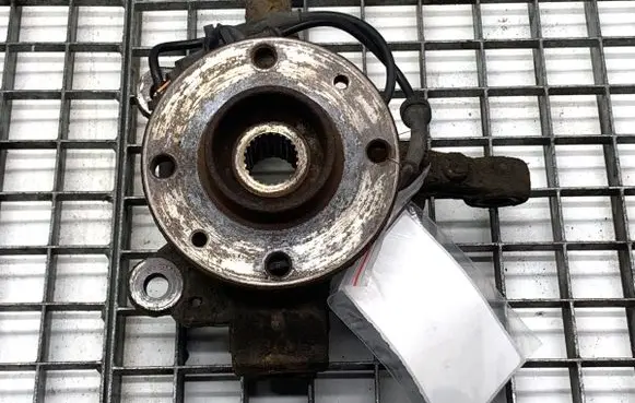 Renault Clio III Front wheel hub spindle knuckle 
