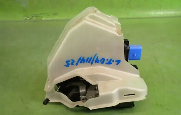 Volkswagen Golf V Rear door lock 7L0839016D