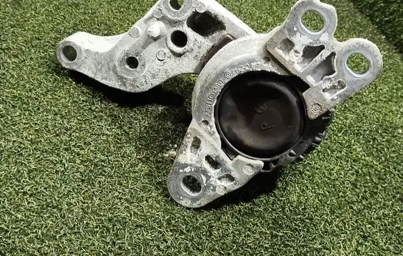 Nissan NV300 Engine mount bracket 112841371R 112101360R