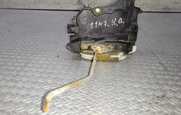 Mitsubishi Grandis Rear door lock