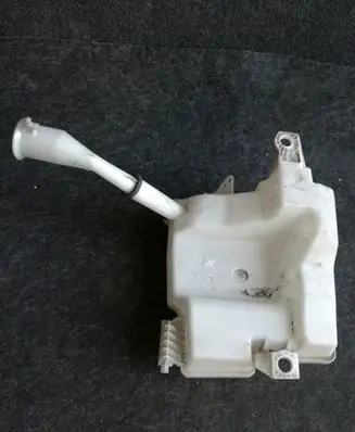 Ford Focus Windshield washer fluid reservoir/tank BV6117B613A