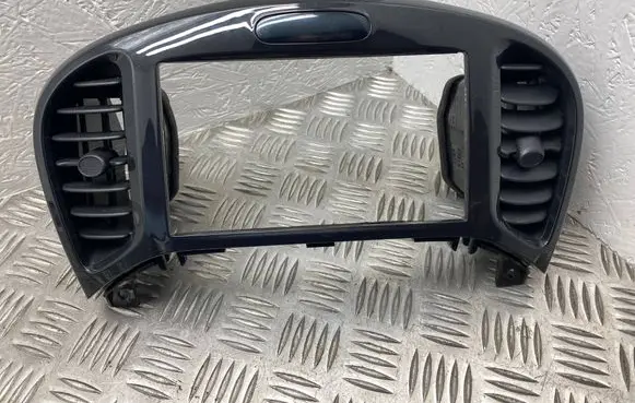 Nissan Juke I F15 Dash center air vent grill 682601KE0A