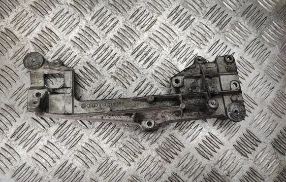 Volkswagen Touran I Engine mounting bracket 03G131159