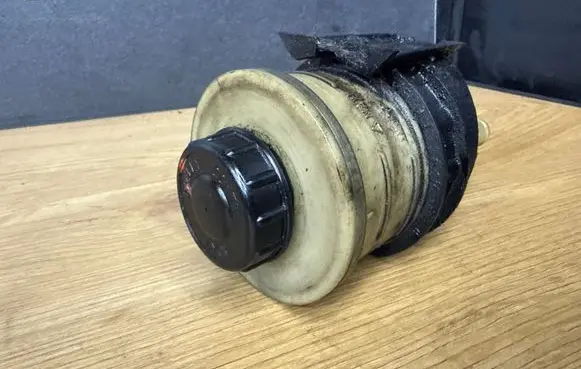 Opel Vivaro Power steering fluid tank/reservoir 7700840252