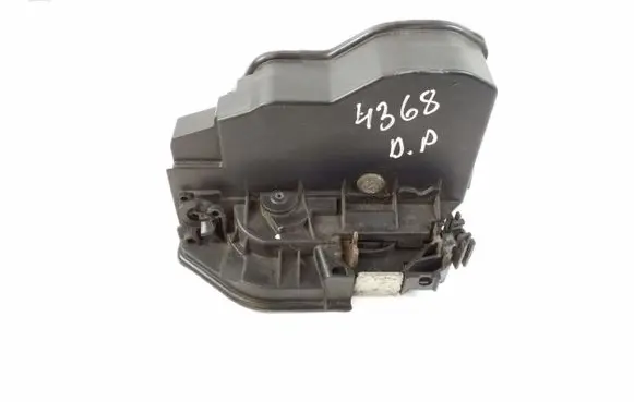 BMW X3 E83 Front door lock 7202144