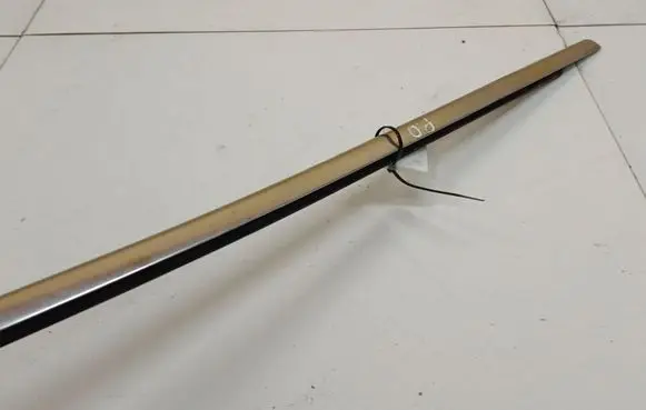 Volkswagen PASSAT B6 Front door glass trim molding 