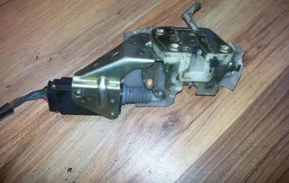 Mazda 323 F Front door lock