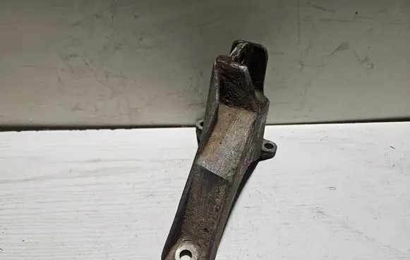 Engine mounting bracket