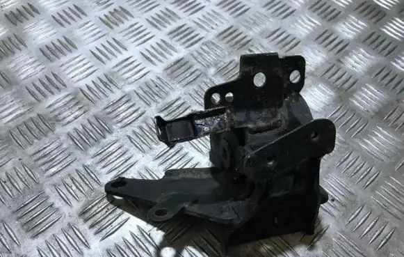 Engine mount bracket