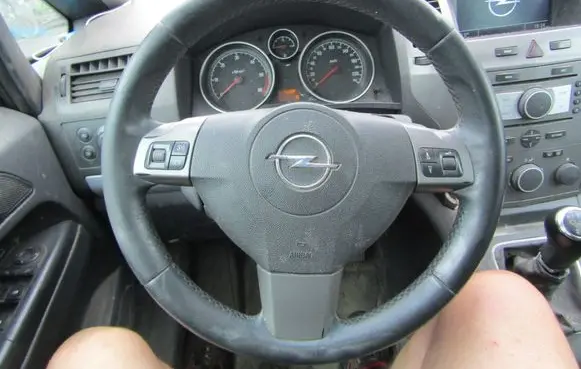 Opel Zafira B Steering wheel 