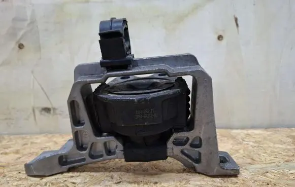 Volvo V50 Engine mount bracket 326822