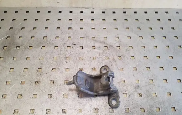 Honda CR-V Rear door lower hinge