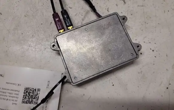 Audi A6 S6 C6 4F Aerial antenna amplifier 8J0035456A
