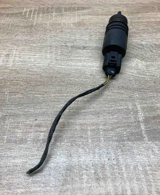 Volkswagen Golf IV Windscreen/windshield washer pump 1J0973722 WithPlug