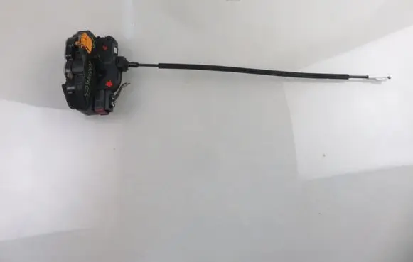 Opel Insignia A Front door lock 