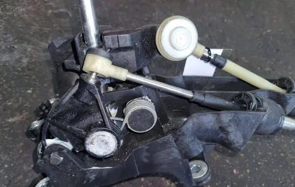 Ford Focus Gear shift cable linkage BV6R7E395GA EZ0BAUVBA