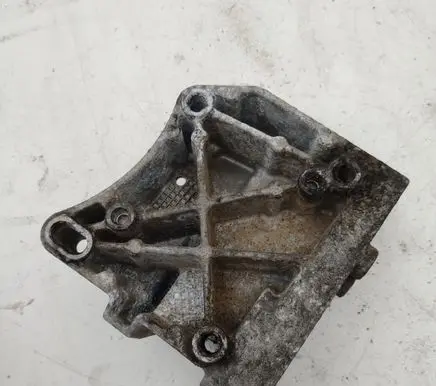 Citroen C4 I Engine mounting bracket 9637349380