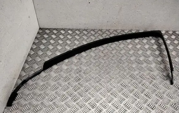 Volvo V70 Front door glass trim molding