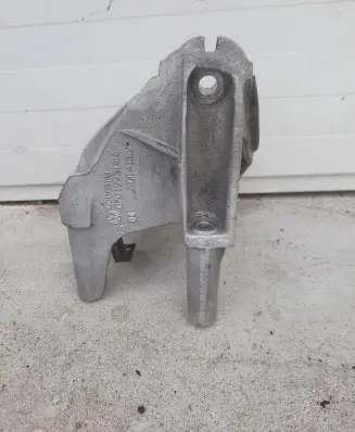 Volkswagen Touareg I Engine mounting bracket 070199308A