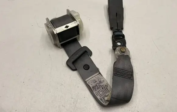 Middle seatbelt (rear)