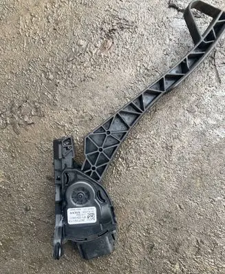 Volvo V70 Accelerator throttle pedal 30715173