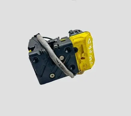 Volvo V70 Front door lock 30663043