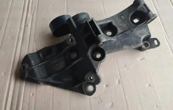 Renault Megane III Generator/alternator bracket 