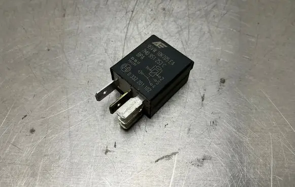 Volkswagen Touran I Other relay 95VW10K705EA 7M0951253C 0332201102
