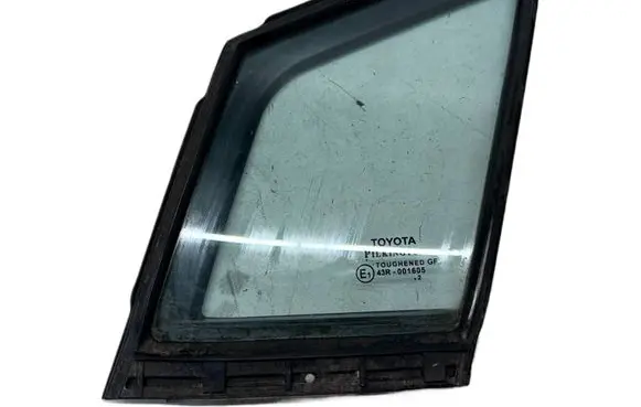 Toyota Avensis T270 Front door window glass four-door OYT26248 88216-05010