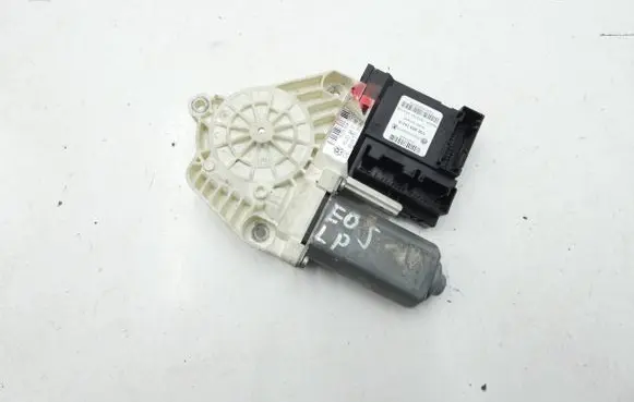 Volkswagen Eos Front door window regulator motor 1Q0959702C