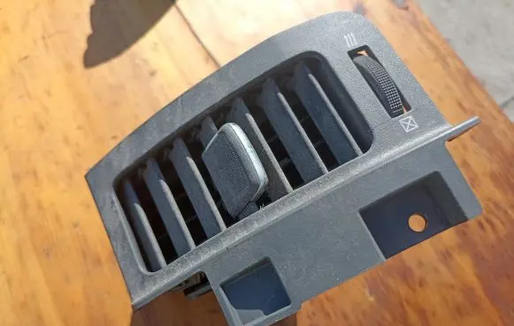 Nissan X-Trail T31 Dash center air vent grill 68751JG00B