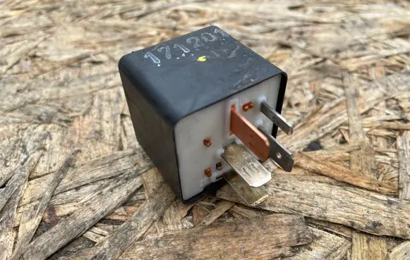 Audi A6 S6 C5 4B Other relay 443951253AA 899574000