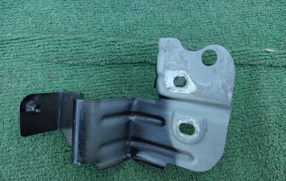 Audi Q8 Fender mounting bracket 4M8821168