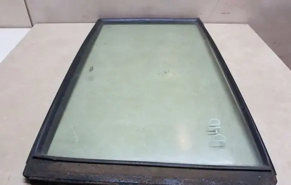 Mitsubishi Pajero Rear vent window glass 43R00033