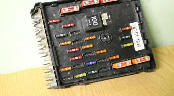 Volkswagen PASSAT B6 Fuse module 3C0937125
