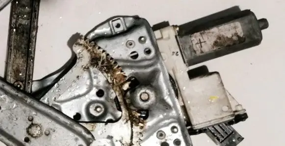 Toyota Avensis T250 Front door window regulator motor 992046100