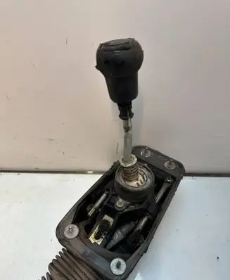 Volkswagen PASSAT B5.5 Gear shifter/selector 8e0711025a