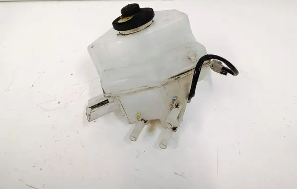 Toyota Prius+ (ZVW40) Brake fluid reservoir 