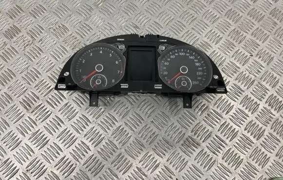 Volkswagen PASSAT B7 Speedometer (instrument cluster) 3AA920870E