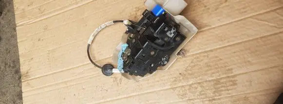 Volkswagen Touareg I Front door lock 7L0837089