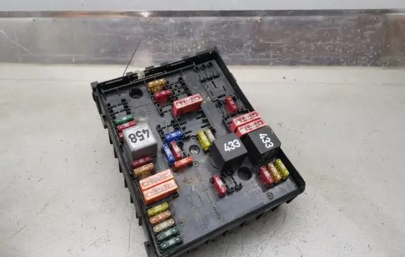 Volkswagen Touran I Fuse module 1K0937124K