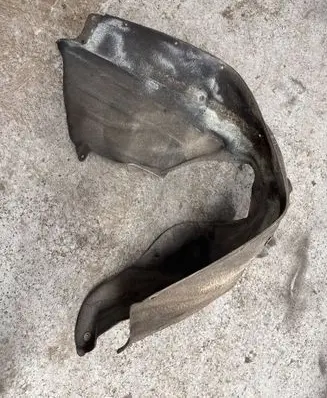 Front wheel arch liner splash guards