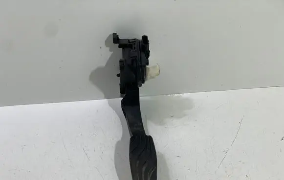 Accelerator throttle pedal