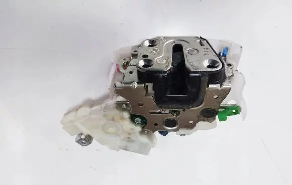 Subaru Impreza II Front door lock 61100fe010
