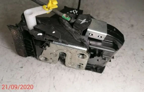 Nissan Juke I F15 Front door lock