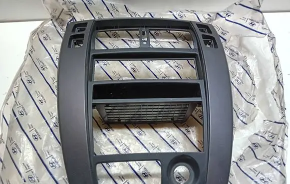 Hyundai Tucson JM Dash center air vent grill U026323800
